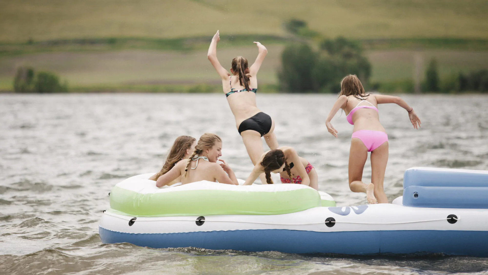 Baignade plaisir nautique lac jeune fille natation