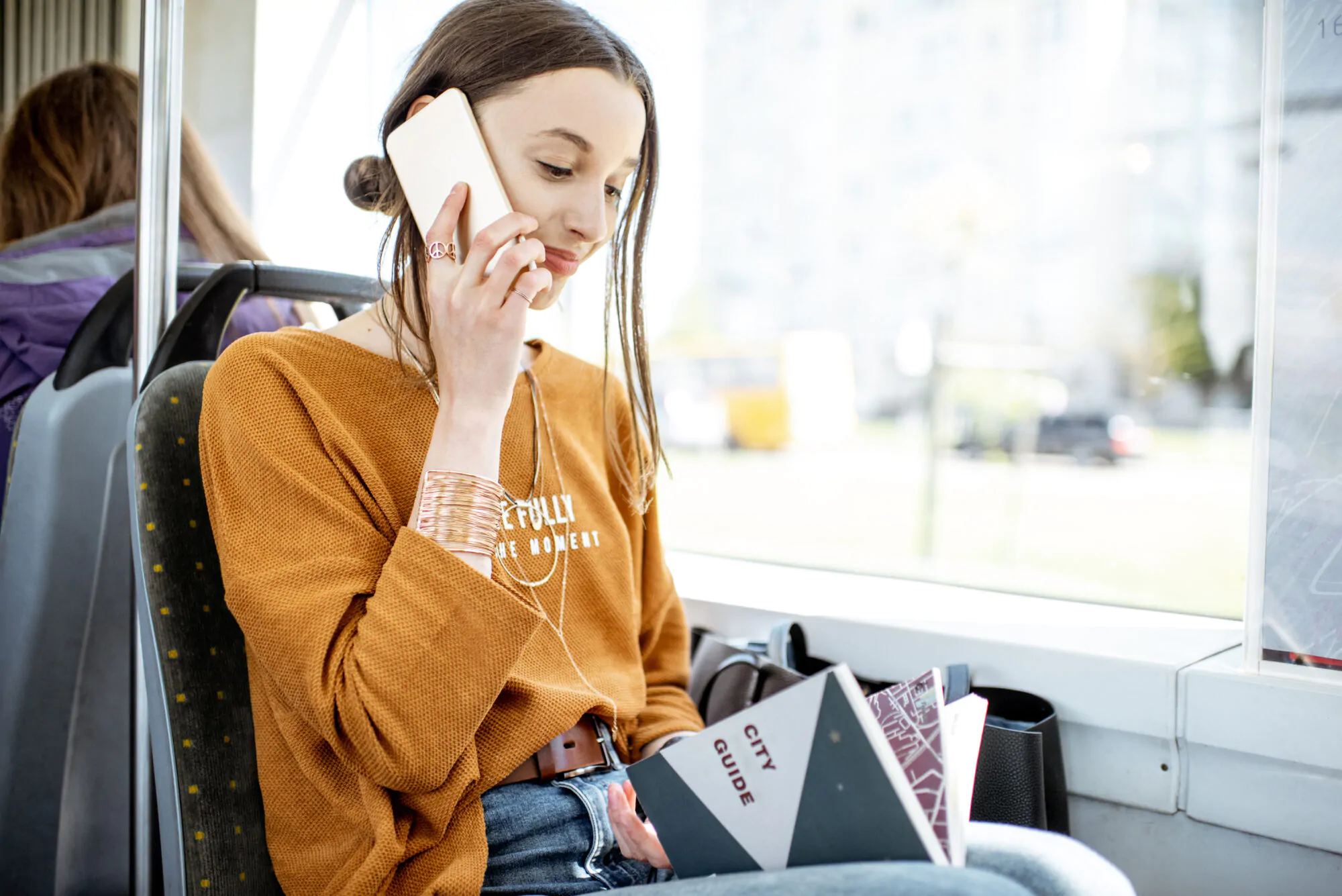 Femme Transport en commun téléphone travail livre